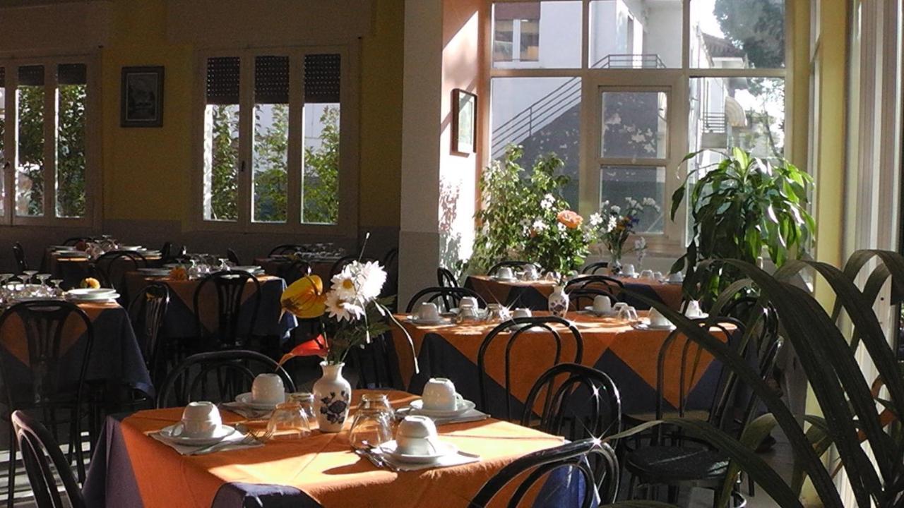 Hotel Villa Lorena Rimini Exteriör bild