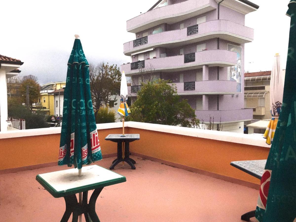 Hotel Villa Lorena Rimini Exteriör bild