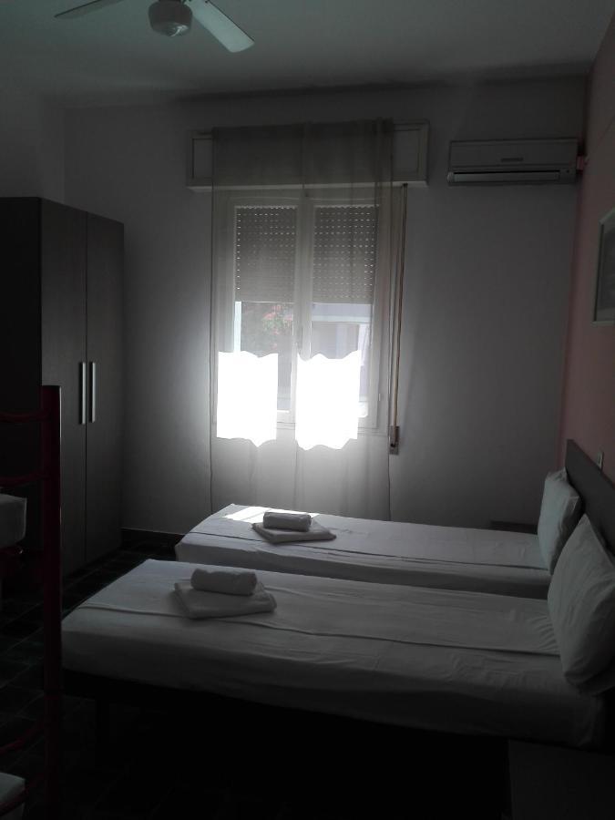 Hotel Villa Lorena Rimini Exteriör bild