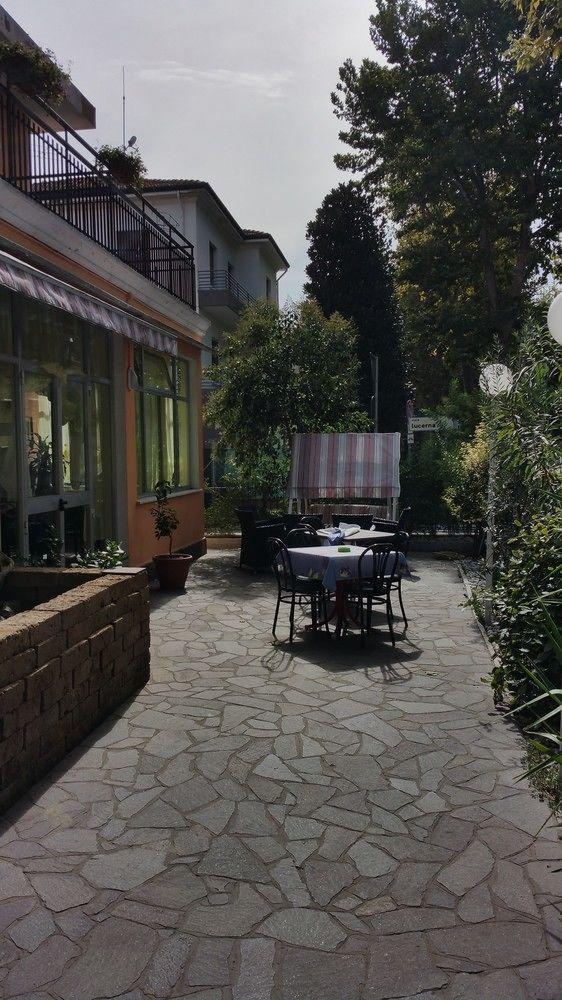 Hotel Villa Lorena Rimini Exteriör bild