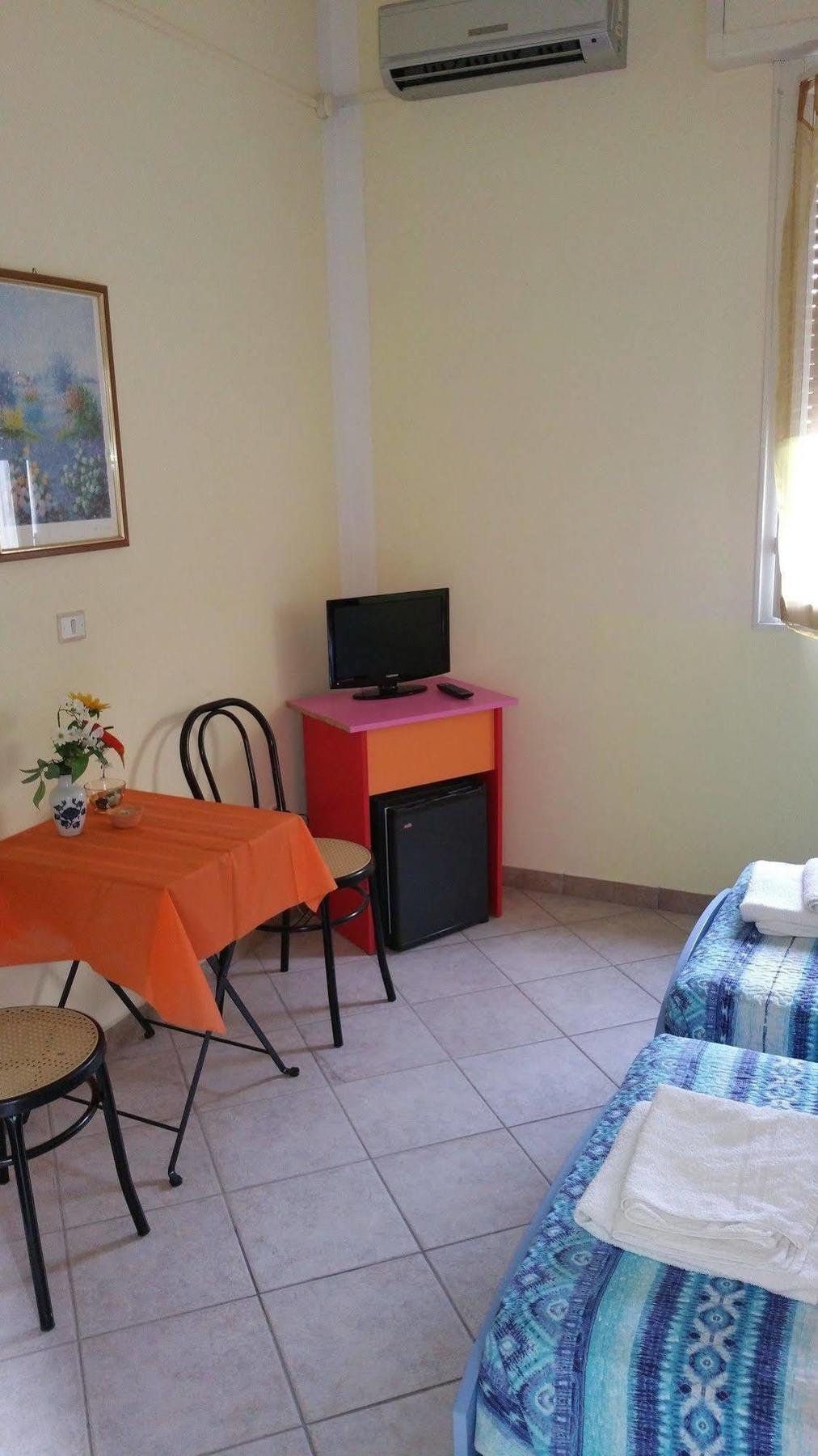 Hotel Villa Lorena Rimini Exteriör bild