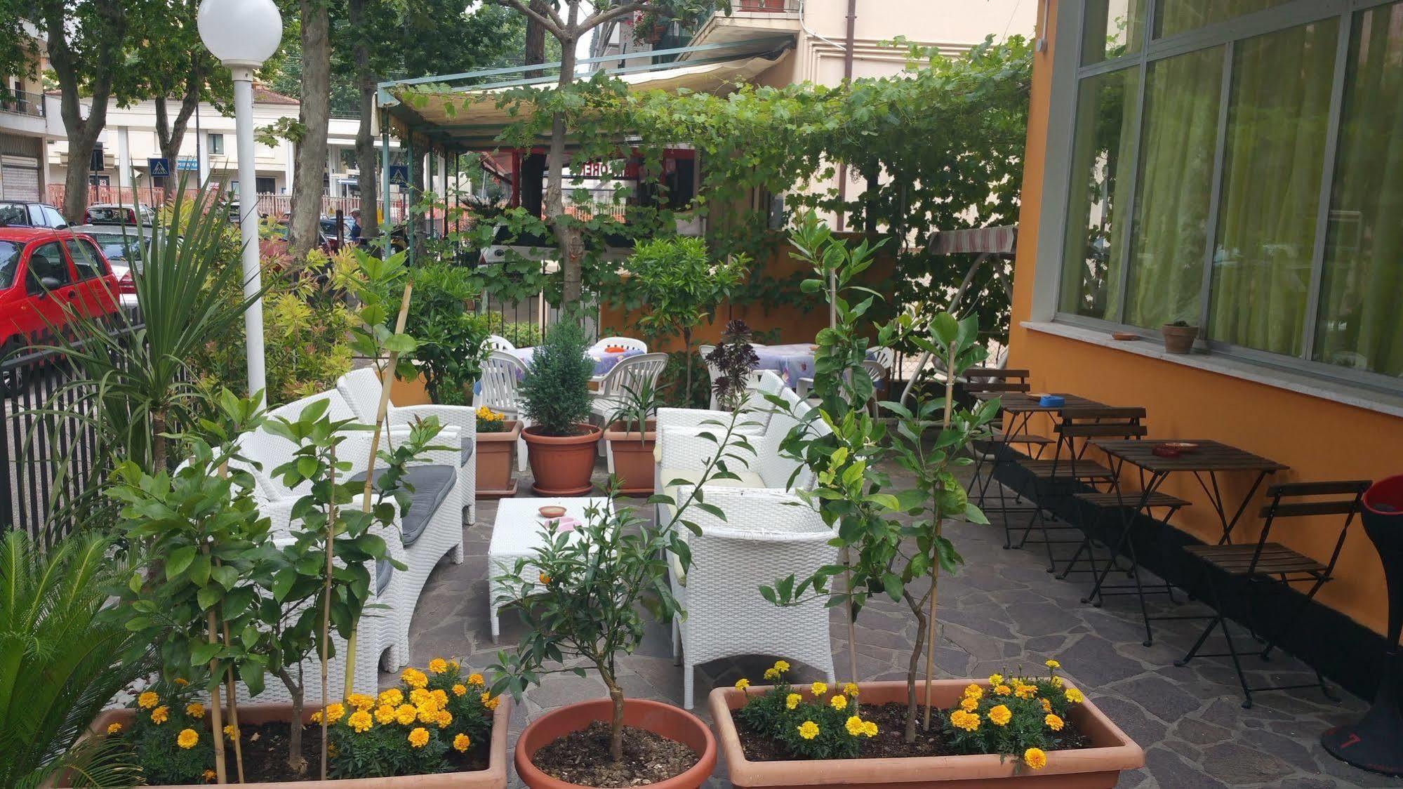 Hotel Villa Lorena Rimini Exteriör bild